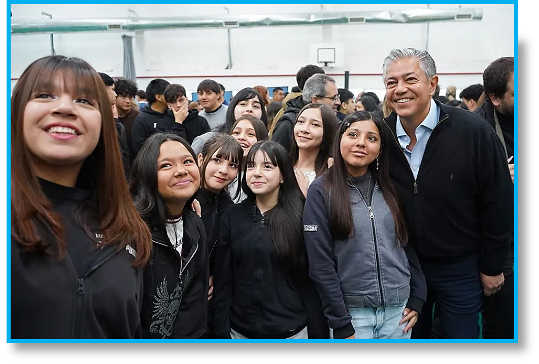 Más computadoras a estudiantes